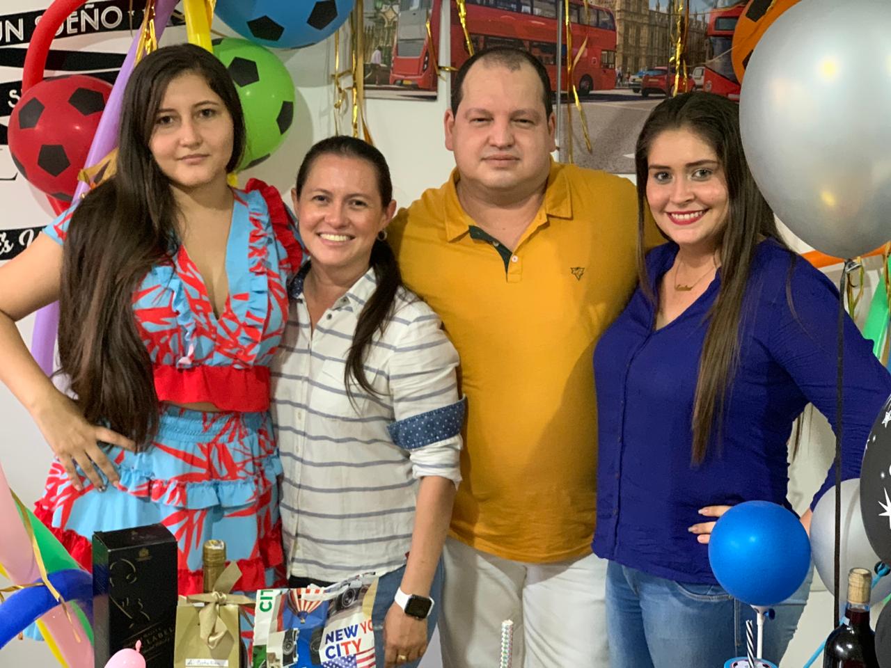Linda Vargas, Tatiana Ramírez, el cumpleañero y Catalina Durán.